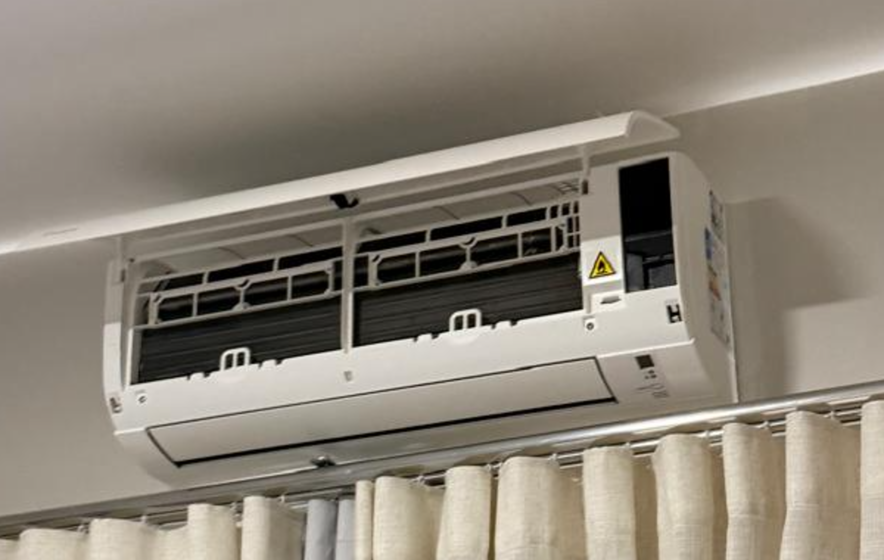 Split hi-wall instalado pela Clima Pontes, em detalhe