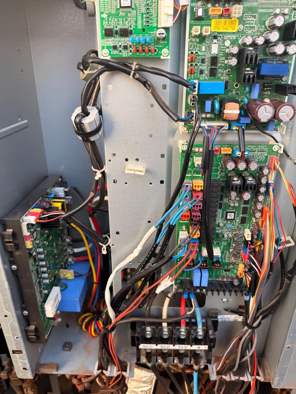 Quadro eletrônico de unidade condensadora com placas inverter e barramento de alimentação